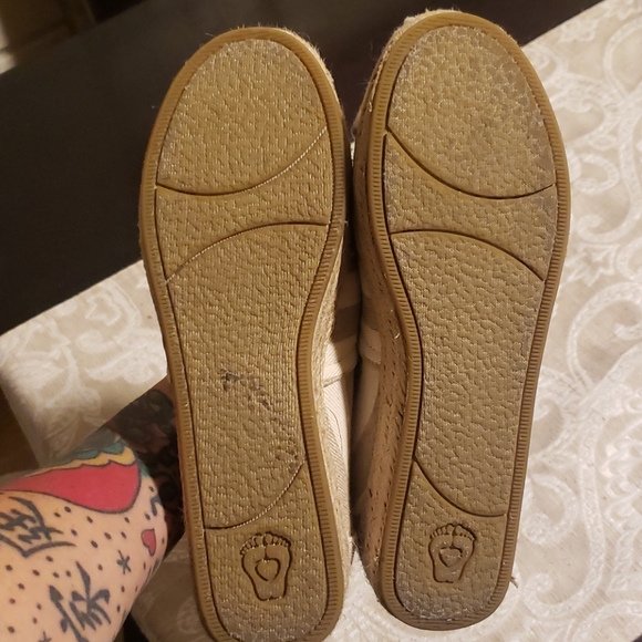 SOLD! Bob's size 7 Skechers foam canvas wedges - Picture 5 of 5